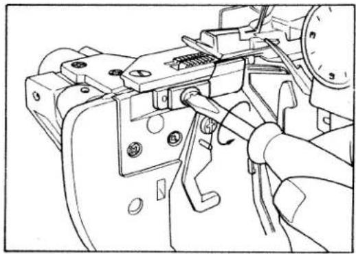 PFAFF hobbylock 774 - Fitting a new lower knife - 1