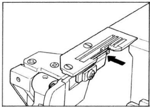 PFAFF hobbylock 774 - Fitting a new lower knife - 2