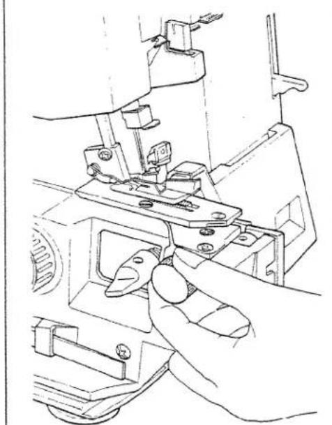 PFAFF hobbylock 787 - Disengaging the upper knife - 1