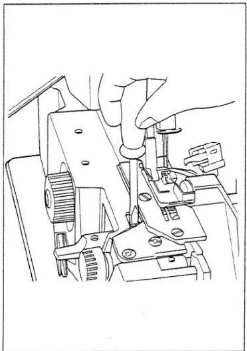 PFAFF hobbylock 787 - Changing the knives - 3