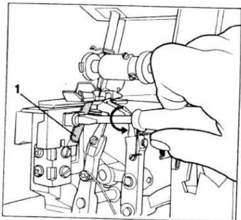 PFAFF hobbylock 795 - Changing knives - 1