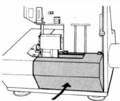 PFAFF hobbylock 795 - Inserting the lint box: - 1