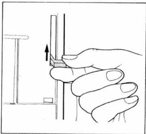 PFAFF hobbylock 795 - Inserting the lint box: - 2