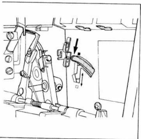 PFAFF hobbylock 795 - Raising the upper knife: - 1