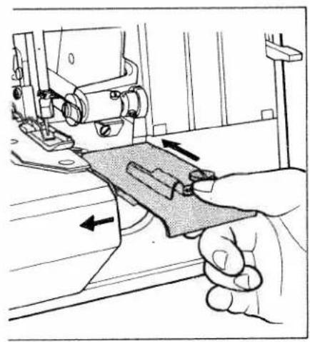 PFAFF hobbylock 795 - Raising the upper knife: - 2