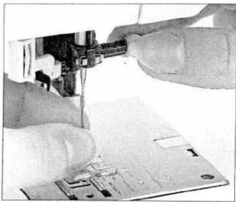 PFAFF performance 2056 - Winding a bobbin through the needle - 4