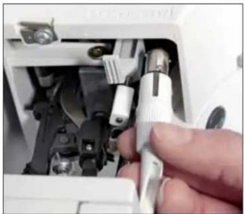 PFAFF performance 2058 - Bulb removal - 1