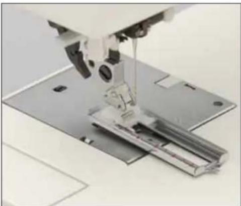PFAFF performance 2058 - Inserting the sensormatic buttonhole guide - 1