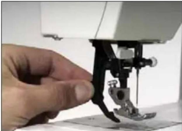 PFAFF select 1528 - Disengaging the IDT - 3