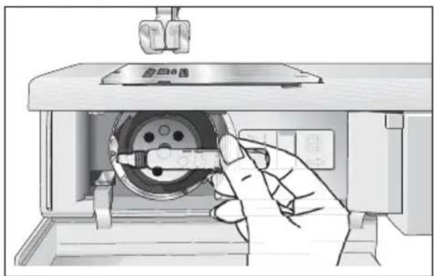 PFAFF select 2.0 - Cleaning and oiling - 4