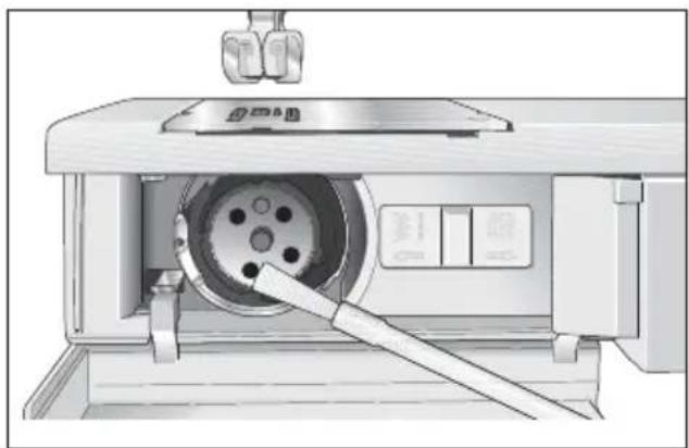 PFAFF select 2.0 - Cleaning and oiling - 3