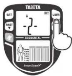 TANITA InnerScan V BC-545N - Drücken Sie, während die Hand-Elektroden an der Waage angebracht sind, die ON/OFF-Taste - 4