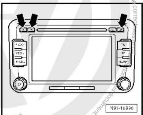 VOLKSWAGEN Golf Variant (2010) - Activating and deactivating transport protection device - 2
