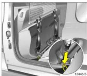 OPEL Combo (2009) - Fitting behind front seats - 1