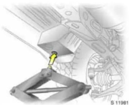 OPEL Movano (2008) - Wheel changing - 1