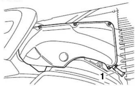 YAMAHA Majesty400 (2006) - Die Luftfiltergehäuse-Ablaßschläuche reinigen - 1