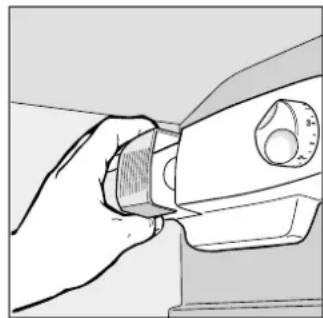 INDESIT RGA 250 - Before cleaning the refrigerator, remove the plug from the socket. - 2