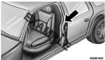 Chrysler 300 (2014) - Emplacementdel'étiquette d'informationsurlespneusetla charge - 1