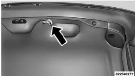 Chrysler 300 (2014) - Dispositifdedéverrouillaged'urgence ducoffre - 1