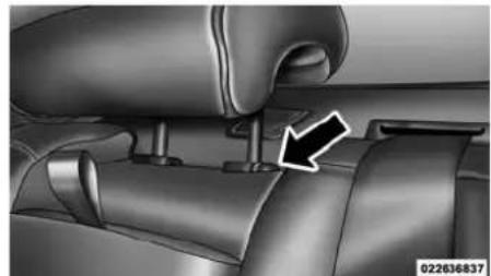 Chrysler 300 (2014) - Installationd'unensemblederetenue d'enfantàl'aidedel'ancraged'attache supérieure - 1