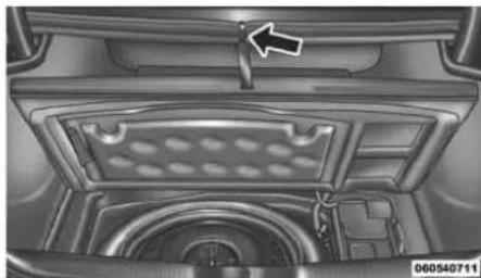 Chrysler 300 (2014) - Emplacementducricetrangementde larouedesecours - 1