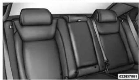 Chrysler 300 (2014) - Installationd'unensemblederetenue d'enfantàl'aidedel'ancraged'attache supérieure - 2