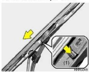 HYUNDAI Matrix (2007) - Replacing the Wiper Blades - 1
