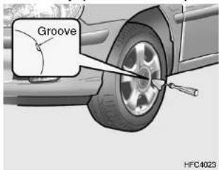 HYUNDAI Matrix (2007) - CHANGING A FLAT TYRE - 2