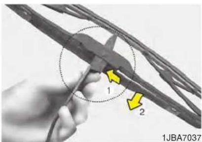 KIA Forte5 (2014) - CAUTION - Wiper arms - 1