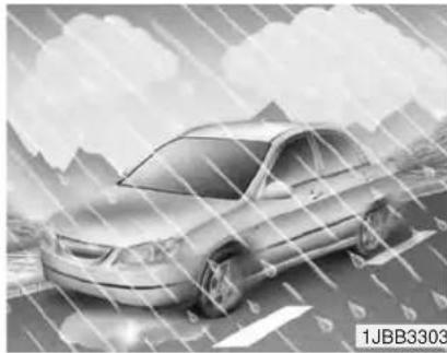 KIA Forte5 (2014) - Driving in the rain - 1