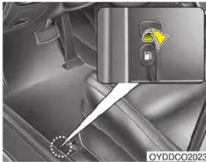 KIA Forte5 (2014) - FUEL FILLER LID Opening the fuel filler lid - 1