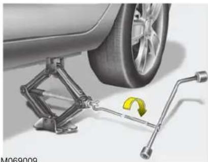 KIA Soul (2013) - Sortir et ranger la roue de secours - 5