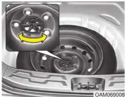 KIA Soul (2014) - Sortir et ranger la roue de secours (si équipé) - 1