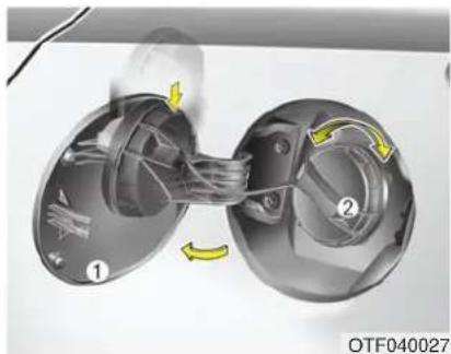KIA Optima Hybrid (2012) - Ouverture du volet du réservoir de carburant - 1