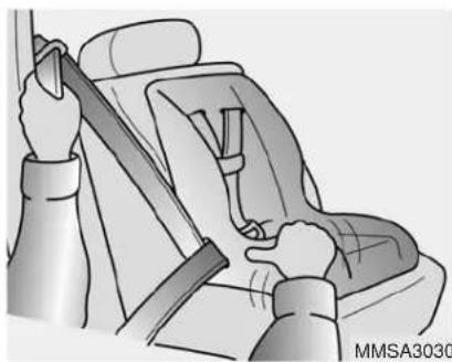 KIA Sedona (2012) - Ceinture de sécurité passager mise en mode de verrouillage automatique - 4