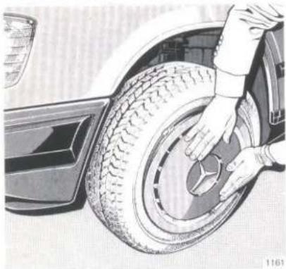 Mercedes-Benz 230 E (1988) - Changing Wheels - 3