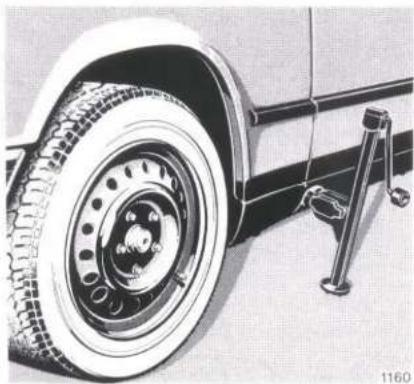 Mercedes-Benz 300 CE (1988) - Changing Wheels - 1