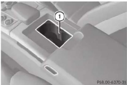 Mercedes-Benz SLS AMG Roadster (2014) - Cup holder in the center console - 1