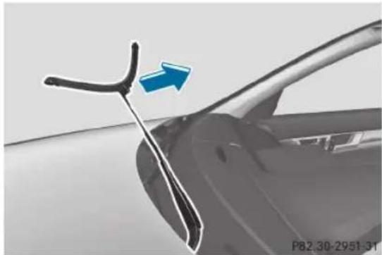 Mercedes-Benz C-Class Coupe (2012) - Dépose des balais d'essuie-glaces - 1