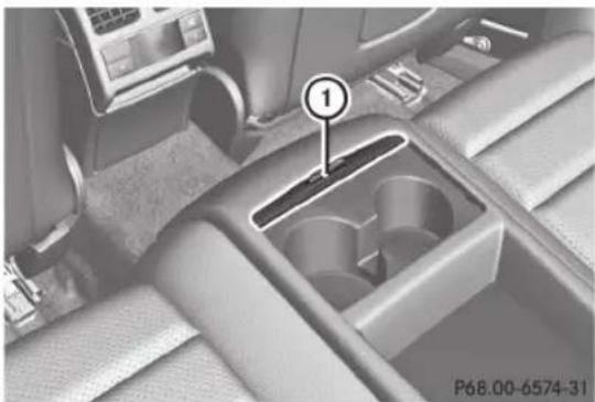 Mercedes-Benz C-Class Coupe (2012) - Porte-gobelets dans le compartiment de rangement arrière - 1