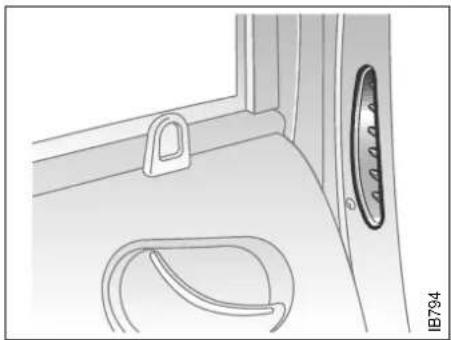 SAAB 9-3 (1999) - Note that heating or cooling is not speeded up by setting the temperature higher or lower than you really want. - 1