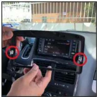 Car infotainment screen with red circular annotations highlighting the dashboard and key points of the car's status.