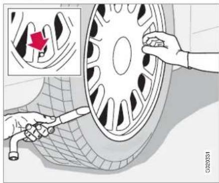 VOLVO C70 (2009) - Remplacement d'une roue - 1