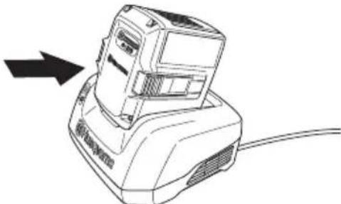 HUSQVARNA 136 LiC - Anschließen der Batterie an das Ladegerät - 1