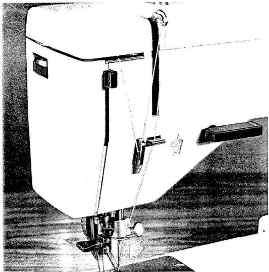Illustration technique d'une machine à coudre avec composants fixés et support de base (sans texte ni symboles visibles).