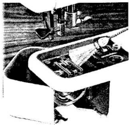 Gros plan d'un dispositif mécanique avec des composants internes et un câblage visibles (sans texte ni symboles)