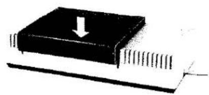 Schéma simple d'un bloc rectangulaire avec une flèche vers le bas et un côté rayé, sans texte ni symboles présents.