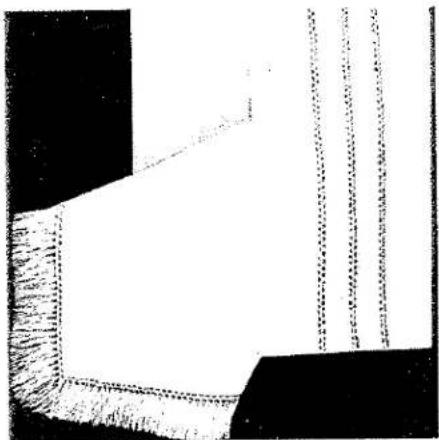 Motif géométrique abstrait avec des lignes texturées et pointillées formant un coin (sans texte ni symboles)
