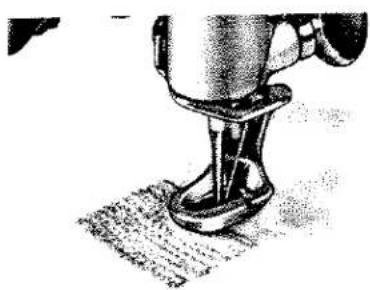 Gros plan sur un dispositif mécanique avec une base et une poignée, reposant sur une surface (aucun texte ou symbole visible).