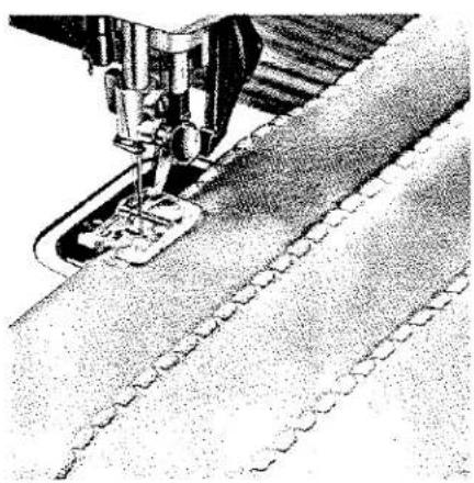 Gros plan sur une aiguille de machine à coudre en train de coudre un tissu (aucun texte ni symbole visible).